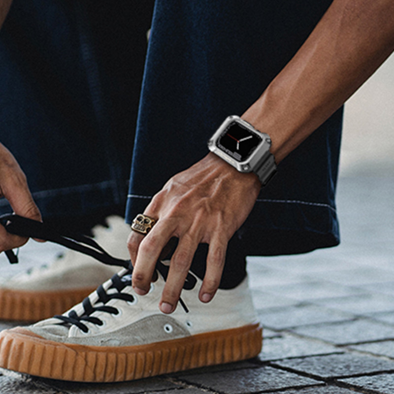 Kingxbar CYF134 2in1 šarvuotas dėklas Apple Watch 9, 8, 7 (45 mm) pagamintas iš nerūdijančio plieno su dirželiu, juodas