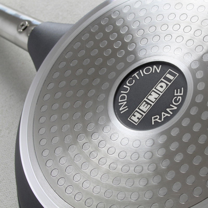 Profi Line indukcinė keptuvė pagaminta iš aliuminio, padengto titano skersmeniu. 320 mm – Hendi 629345