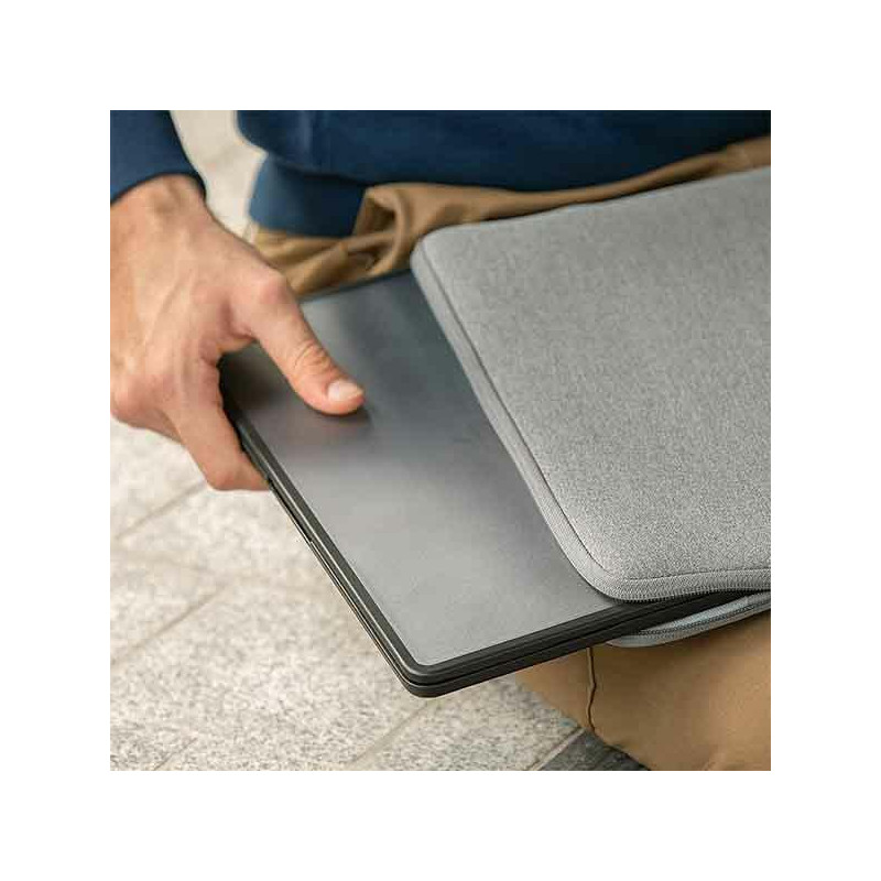 Uniq Venture dėklas, skirtas MacBook Air 13" (2018-2022) - juodas