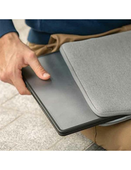 Uniq Venture dėklas, skirtas MacBook Air 13" (2018-2022) - juodas Uniq Venture dėklas, skirtas MacBook Air 13" (2018-2022) - juodas