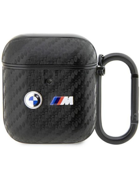 BMW Carbon Double Metal Logo dėklas, skirtas AirPods 1/ 2 - juodas BMW Carbon Double Metal Logo dėklas, skirtas AirPods 1/ 2 - juodas