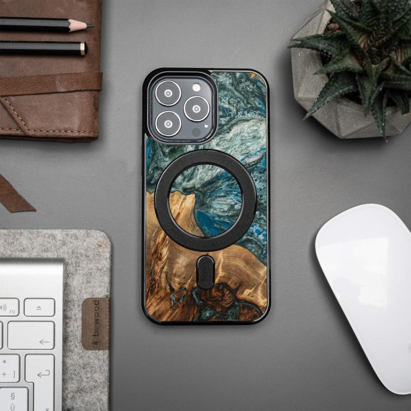 Medinis ir dervos dėklas iPhone 13 Pro MagSafe Bewood Unique Planet Earth - mėlynai žalias