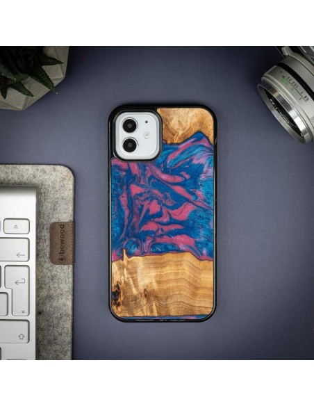 Medinis ir dervos dėklas, skirtas iPhone 12/ 12 Pro Bewood Unique Vegas - rožinė ir mėlyna Medinis ir dervos dėklas, skirtas iPhone 12/ 12 Pro Bewood Unique Vegas - rožinė ir mėlyna