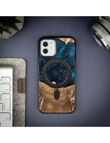 Medinis ir dervos dėklas skirtas iPhone 12/ 12 Pro MagSafe Bewood Unique Neptun - tamsiai mėlyna ir juoda Medinis ir dervos dėklas skirtas iPhone 12/ 12 Pro MagSafe Bewood Unique Neptun - tamsiai mėlyna ir juoda