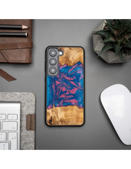 Medinis ir dervos dėklas, skirtas Samsung Galaxy S23 Bewood Unique Vegas - rožinė ir mėlyna Medinis ir dervos dėklas, skirtas Samsung Galaxy S23 Bewood Unique Vegas - rožinė ir mėlyna