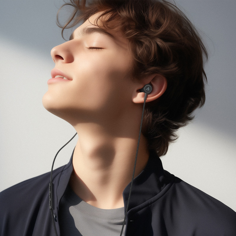 Į ausis įdedamos ausinės su USB-C jungtimi, mikrofonu ir nuotolinio valdymo pultu 1,2 m – juodos