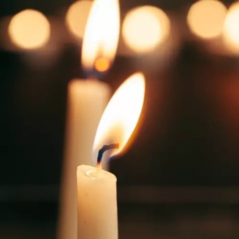 Balta kūgio žvakė - rinkinyje 40 vnt.