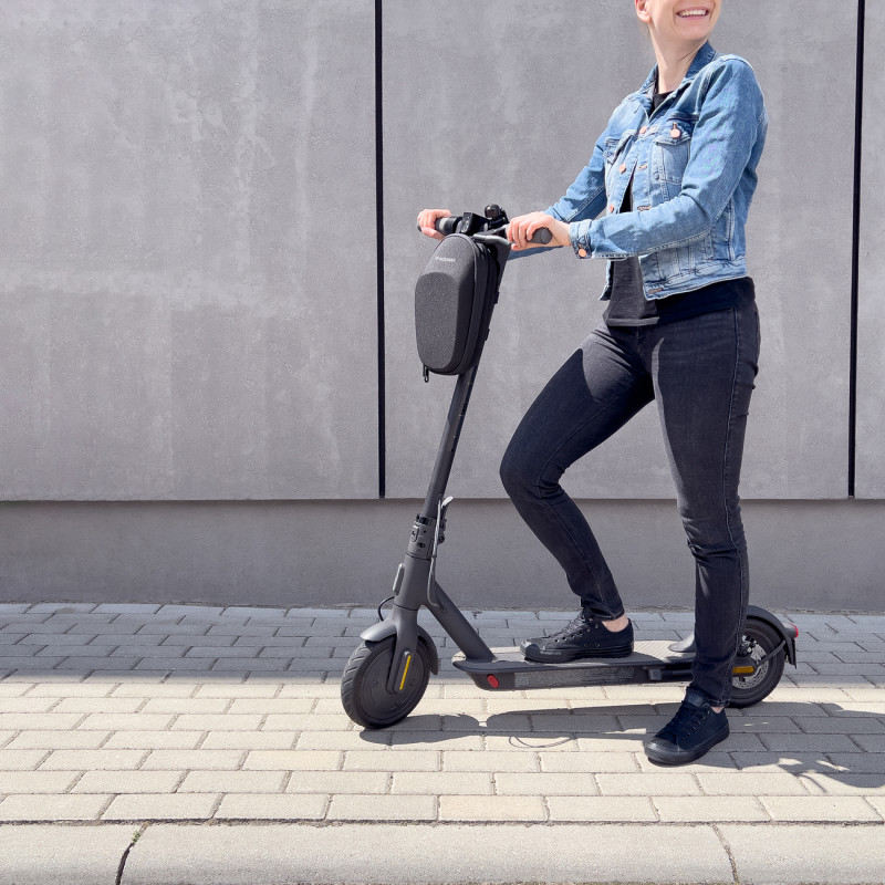 Vandeniui atsparus paspirtuko rankenos krepšys, 4L juodas