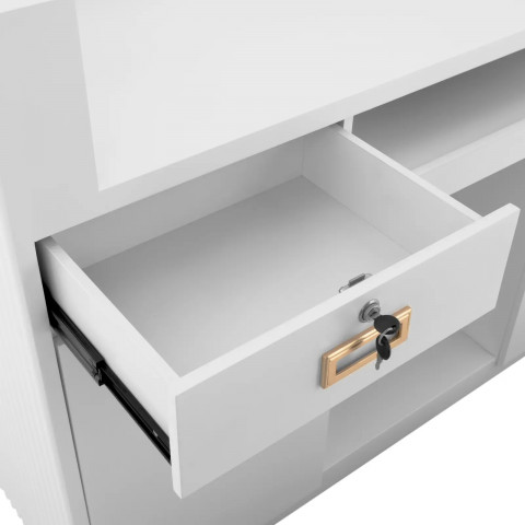 
Viešbučio poilsio kambario registratūra su apšvietimu, rakinama – balta ir auksinė
