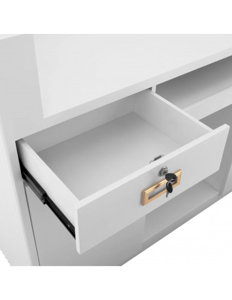 
Viešbučio poilsio kambario registratūra su apšvietimu, rakinama – balta ir auksinė
