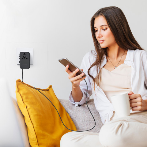 
45 W ES/ JAV/ Australijos/ JK kelioninis įkroviklis su integruotu USB-C laidu – juodas
