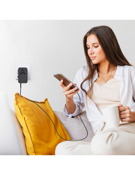 
45 W ES/ JAV/ Australijos/ JK kelioninis įkroviklis su integruotu USB-C laidu – juodas
