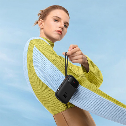 
„QPow 2“ 30 W 10000 mAh išorinė baterija su integruotais USB-C laidais – juoda
