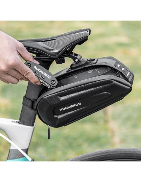 
Dviračio krepšys, tvirtinamas po balneliu su greito atsegimo spaustuku, 1,8 l – juodas
