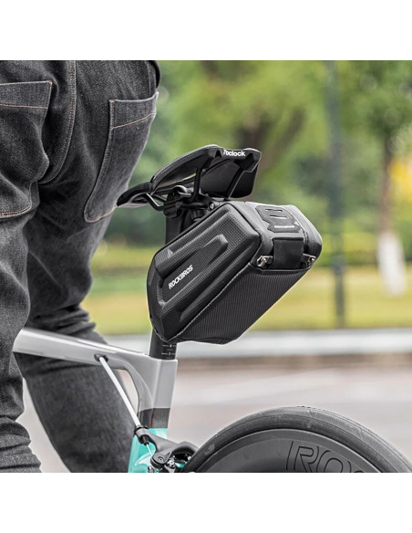 
Dviračio krepšys, tvirtinamas po balneliu su greito atsegimo spaustuku, 1,8 l – juodas
