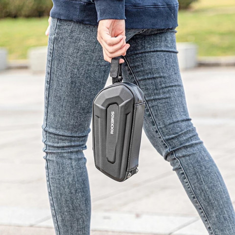 
Dviračio krepšys, tvirtinamas po balneliu su greito atsegimo spaustuku, 1,8 l – juodas
