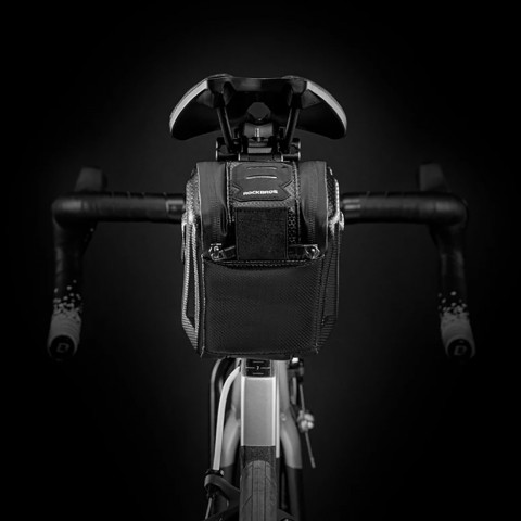 
Dviračio krepšys, tvirtinamas po balneliu su greito atsegimo spaustuku, 1,8 l – juodas
