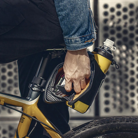 
Dviračio krepšys po sėdyne su kišene 1,5 l buteliui – juodas
