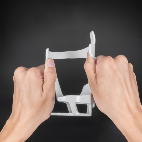 
Polikarbonato dviračio butelių laikiklis 51–73 mm skersmens buteliams – baltas
