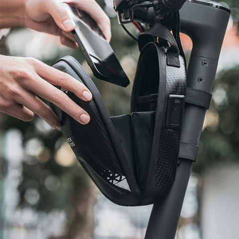 
Dviračio arba paspirtuko vairo krepšys 1,3 l - juodas
