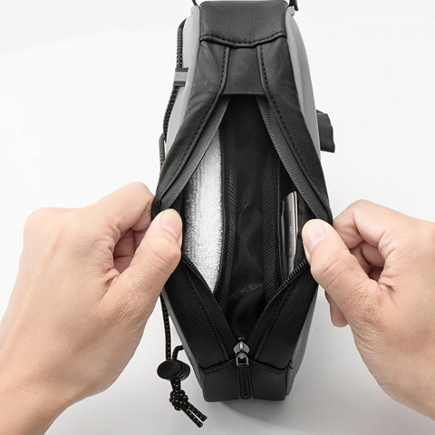 
Prie rėmo tvirtinamas dviračio krepšys, 0,9 l – sidabrinis
