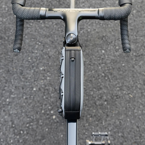 
Prie rėmo tvirtinamas dviračio krepšys, 0,9 l – sidabrinis
