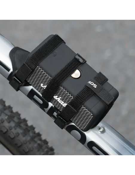 
Dviračio laikiklis su lipnia juosta, skirtas tvirtinti prie vairo rėmo garsiakalbiui, vandens buteliukui ir pan. - juod...