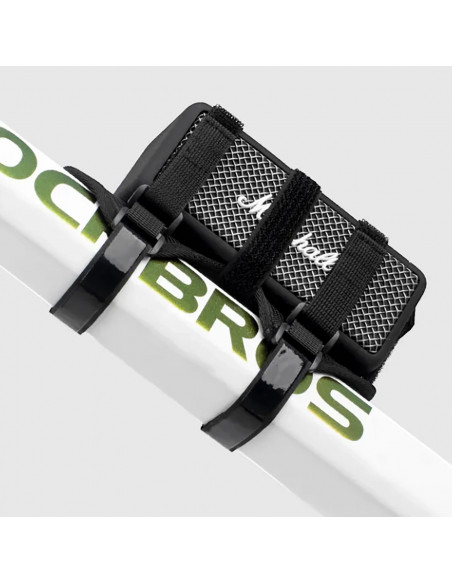 
Dviračio laikiklis su lipnia juosta, skirtas tvirtinti prie vairo rėmo garsiakalbiui, vandens buteliukui ir pan. - juod...