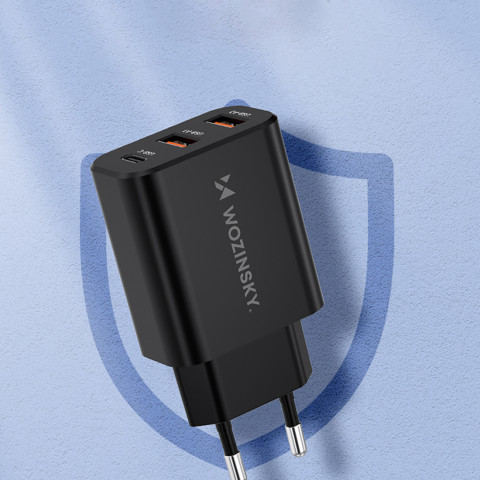 
30 W USB-C 2 x USB-A sieninis įkroviklis – juodas
