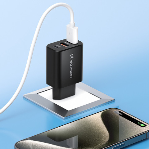 
30 W USB-C 2 x USB-A sieninis įkroviklis – juodas
