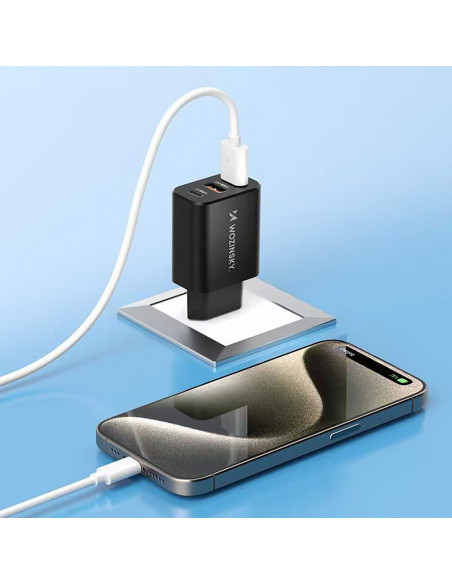 
30 W USB-C 2 x USB-A sieninis įkroviklis – juodas
