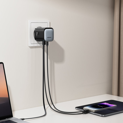 
„GaN“ 65 W USB-A USB-C sieninis įkroviklis su integruotu USB-C laidu – juodas
