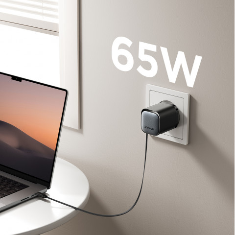 
„GaN“ 65 W USB-A USB-C sieninis įkroviklis su integruotu USB-C laidu – juodas
