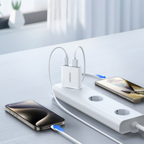 
Mažas ir itin plonas 20 W USB-A USB-C sieninis įkroviklis – baltas
