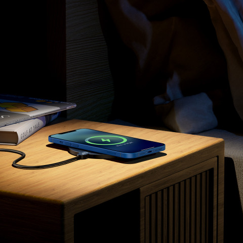 
Skaitmeninis LED ekranas su 2 kartos 15 W USB-C indukciniu įkrovikliu – juodas
