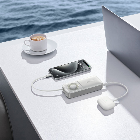 
„Free2Pull“ 10000 mAh 30 W išorinė baterija su USB-C prievadu ir ištraukiamu USB-C laidu – pilka
