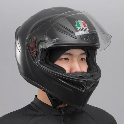 
Dviratininko kepuraitė su išpjovomis akiniams – juoda
