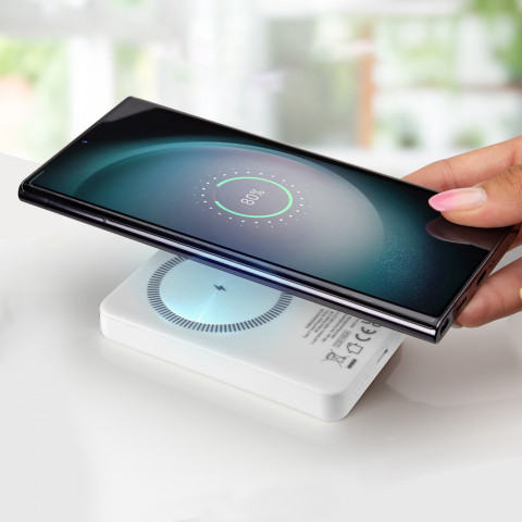 
5000 mAh USB-C nešiojamoji baterija su „MagSafe“ suderinamumu – balta
