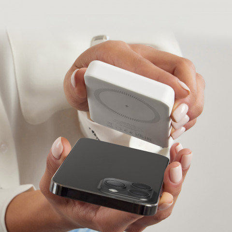 
5000 mAh USB-C nešiojamoji baterija su „MagSafe“ suderinamumu – balta
