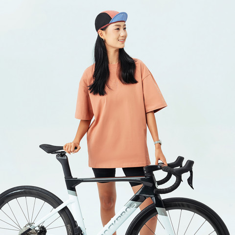 
Dviratininko kepuraitė su skydeliu, skirta dėvėti po šalmu - raudona
