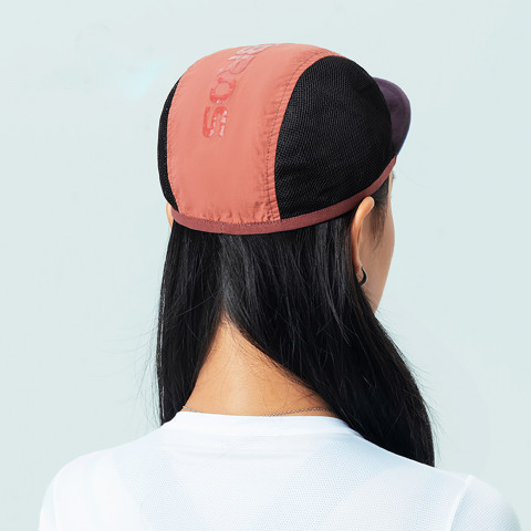 
Dviratininko kepuraitė su skydeliu, skirta dėvėti po šalmu - raudona
