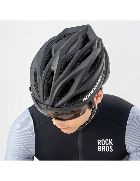 
Unisex dviračio šalmas su nuimamu skydeliu ir apsauginiais akiniais nuo UV spindulių – juodas ir rudas
