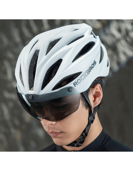 
Unisex dviračio šalmas su nuimamu skydeliu ir apsauginiais akiniais nuo UV spindulių – juodas ir rudas
