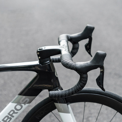 
EVA putplasčio dviračio vairo juosta su ryklio raštu – balta
