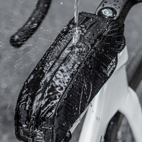 
Ant rėmo tvirtinamas dviračio krepšys, 0,9 l – juodas
