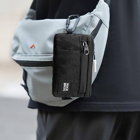 
Sportinė kelioninė piniginė su karabinu – juoda
