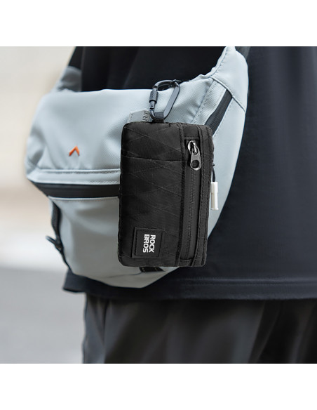 
Sportinė kelioninė piniginė su karabinu – juoda
