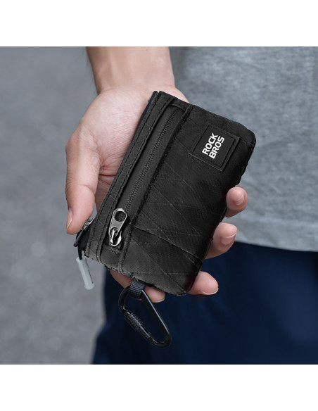 
Sportinė kelioninė piniginė su karabinu – juoda
