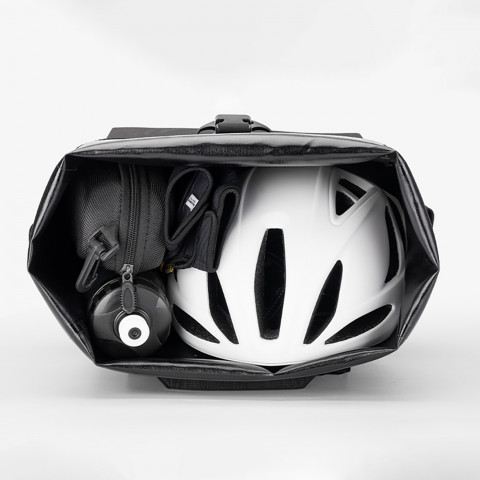 
Vandeniui atsparus dviračio krepšys su kuprinės funkcija ir šalmo tvirtinimu, 18 l – juodas
