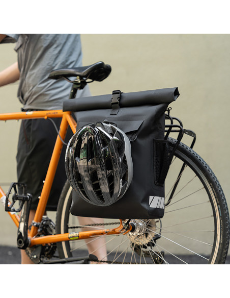 
Vandeniui atsparus dviračio krepšys su kuprinės funkcija ir šalmo tvirtinimu, 18 l – juodas
